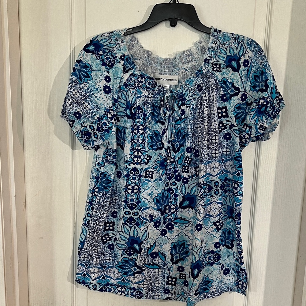 Cathy Daniels Blue and White Patterned Blouse‎